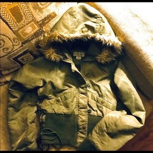 🌻 Olive green Jacket with fur hood